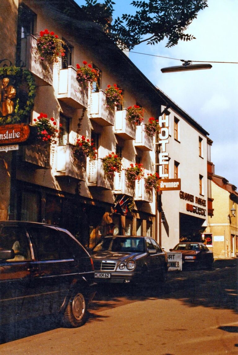 front-hotel-brunner-1989