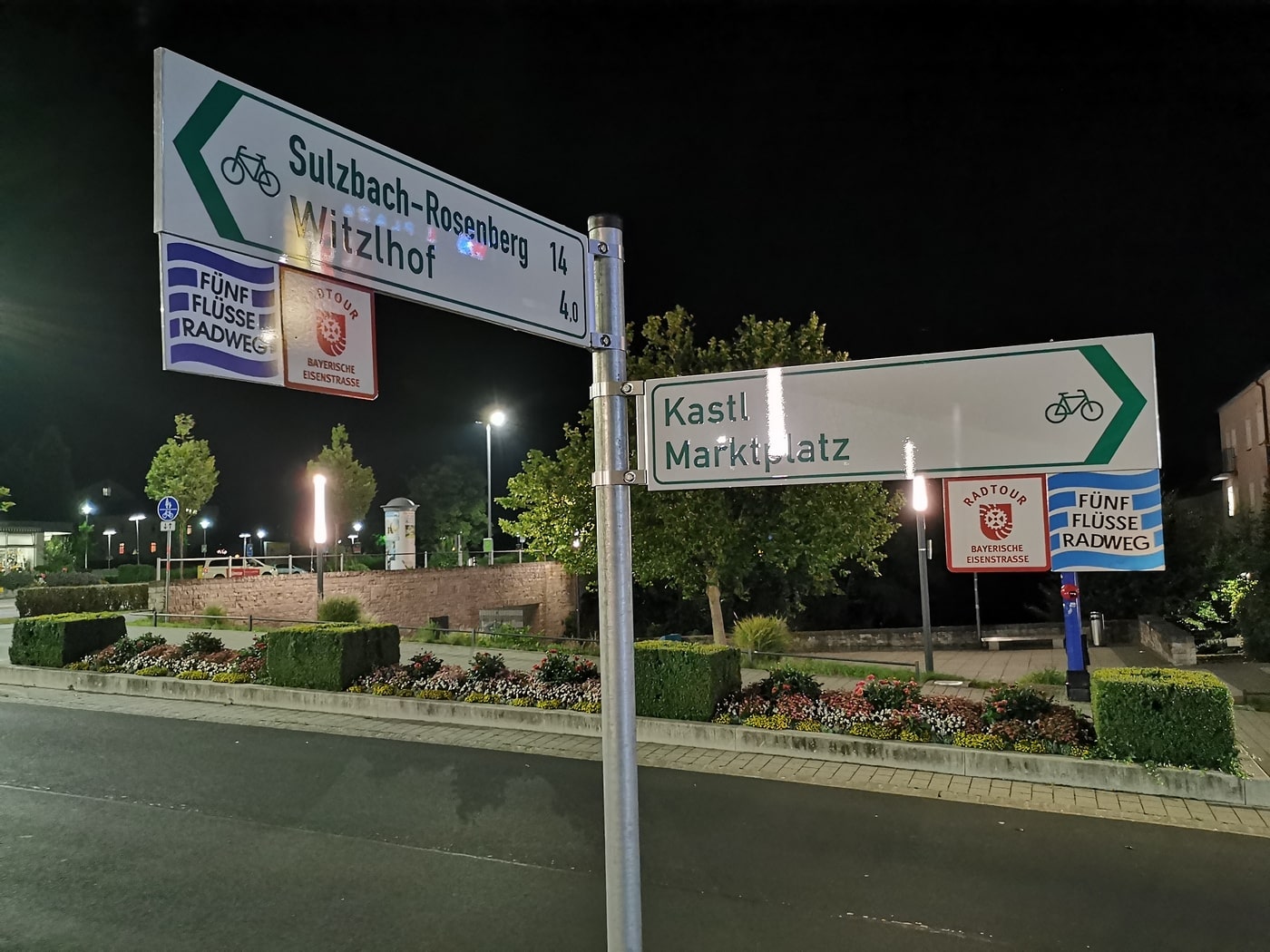 Der Wegweiser zum Fünf-Flüsse-Radweg in Amberg bei Nacht