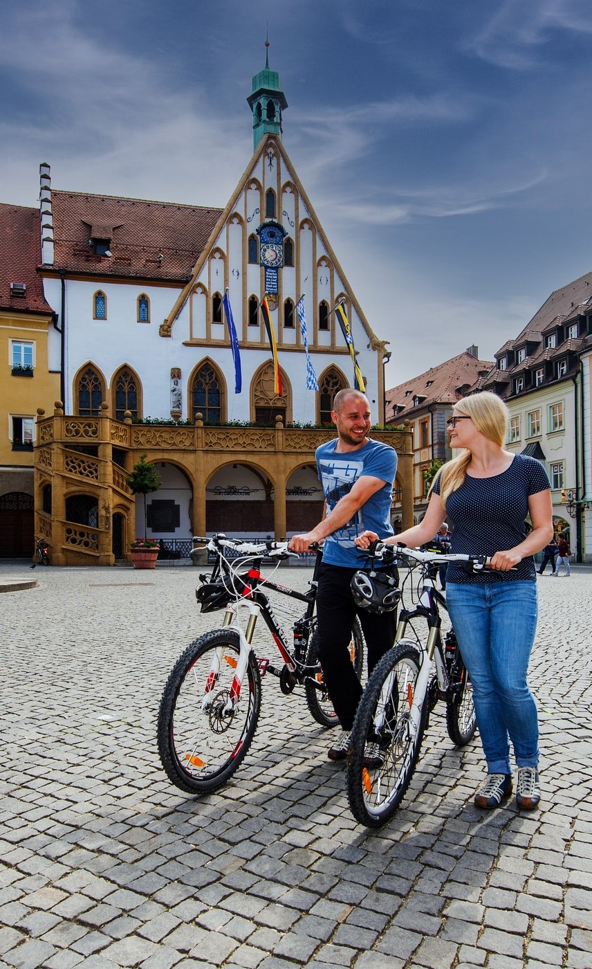 Foto von Florian Trykowski, welches ein Pärchen auf dem Amberger Marktplatz zeigt