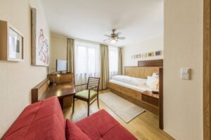 Dorothea Prechtl gestaltete ein Kunstzimmer im Hotel Brunner Amberg, welches sie "Glückliche Momente" nannte.
