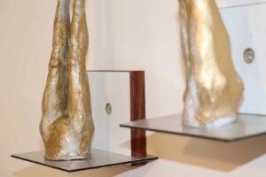 Gerd Kaiser veredelte einiger seiner Bein-Statuetten in Gold.. 