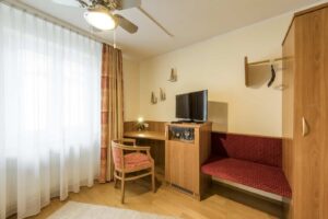 Das Kunstzimmer "Beinfreiheit" - hier der Wohnbereich mit Schreibtrisch und Medienecke.