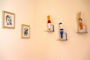 Im Kunstzimmer von Gerd Kaiser geht es um die Anmut von schönen Beinen - diese hat er als Statuetten und Gemälde verewigt.