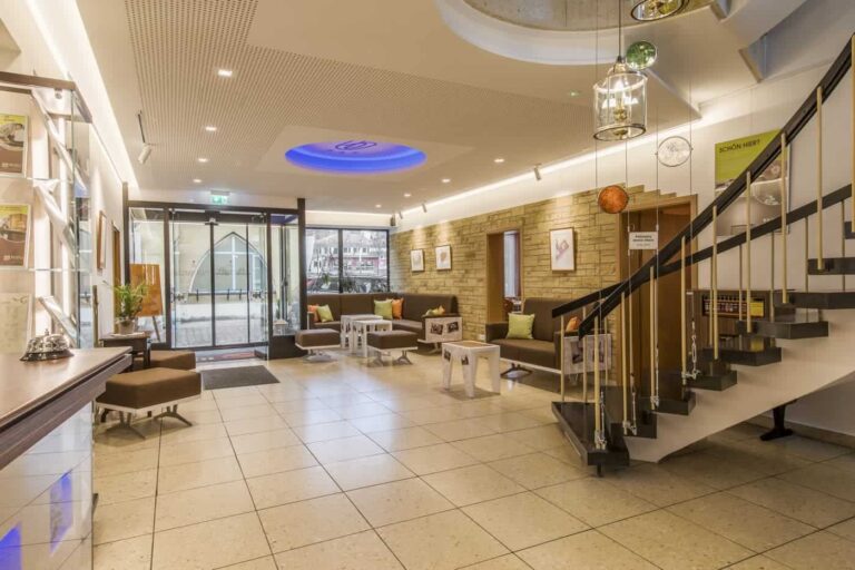 rezeption-und-halle-hotel-brunner-2018-min