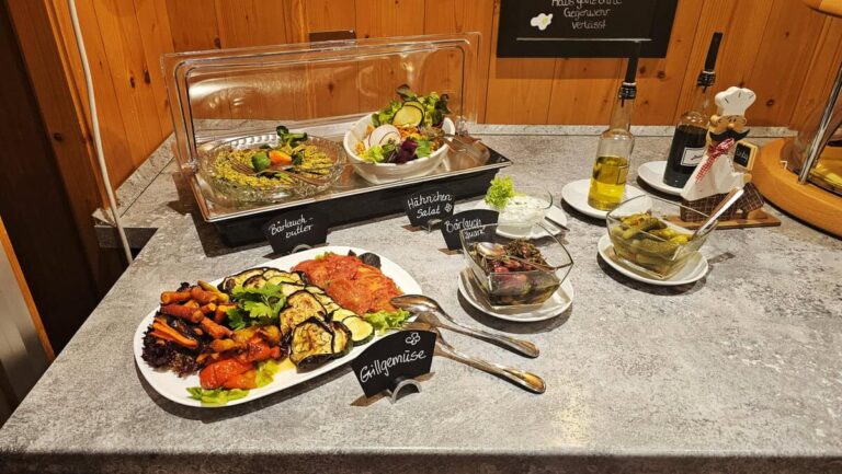 Salate auf unserem Frühstücksbuffet, stilvoll serviert