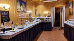 Das Frühstücksbuffet im Hotel Brunner am frühen Morgen