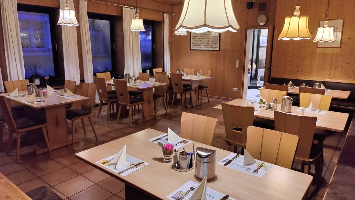 Der Frühstücksraum mit gedeckten Tischen am frühen Morgen.