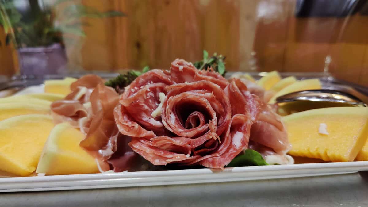 Arrangement an Salami und Käse auf dem Frühstücksbuffet